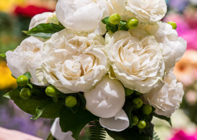 Hochzeitsstrauß: Rosen, Pfingstrosen und Johanniskraut