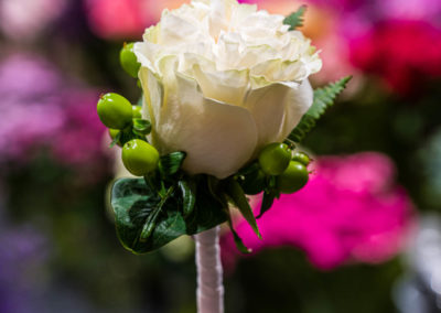 Hochzeitsanstecker: weiße Rosen und Johanniskraut