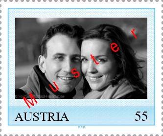 Muster einer blauen österreichischen Briefmarke zu 55 ct mit eigenem Foto des Brautpaares.