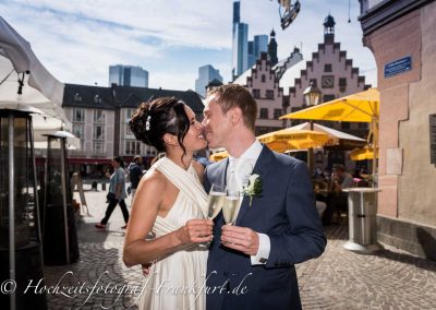 Standesamt Frankfurt am Main: Paarfoto des Hochzeitspaar mit dem Römer im Hintergrund I.