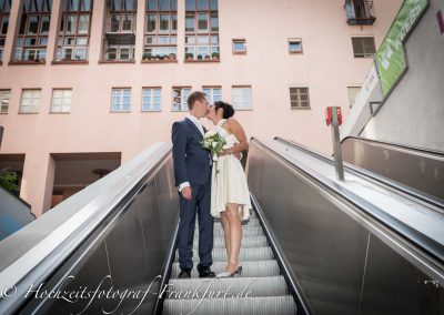 Standesamt Frankfurt am Main: Foto des Hochzeitspaares auf der Rolltreppe.
