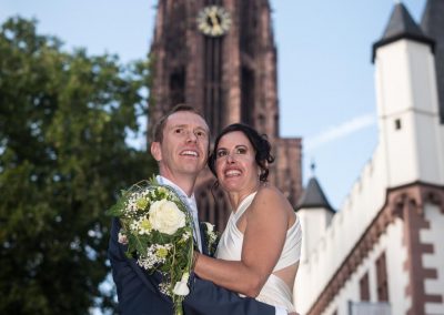 Standesamt Frankfurt am Main: Foto des Hochzeitspaares mit dem Frankfurter Dom im Hintergrund II.