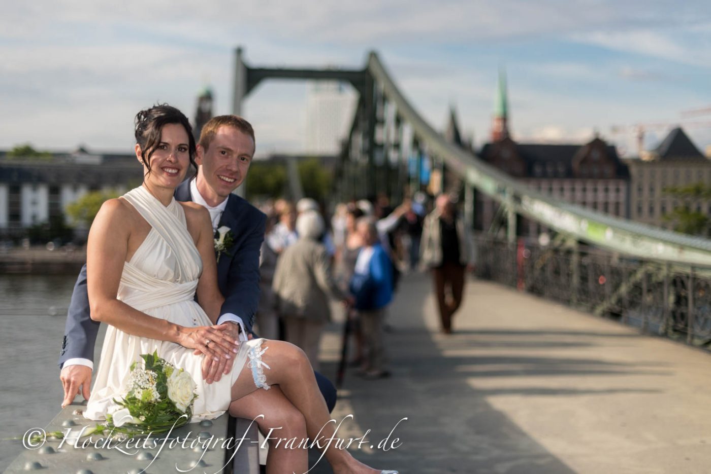 Standesamt Frankfurt am Main: Foto des Hochzeitspaares auf dem Eisernen Steg I.